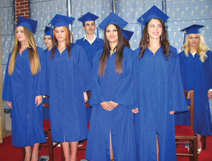 Gli anziani hanno apprezzato l'usanza americana di cappelli e abiti per la laurea. Sam Scaggs, parroco nel distretto orientale di VMC, è stato il relatore per l'inizio. Foto per gentile concessione dell'autore