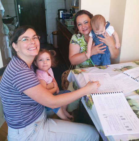 Laura Campbell (à esquerda) com Ruth, professora de idiomas Vera com Esther Campbell. Foto cortesia do autor