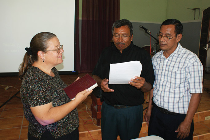 Nancy Marshall con Fernando Blanco, presidente della Chiesa evangelica mennonita del Belize, e Tomás Torres, leader laico, durante il suo servizio di ordinazione. Foto: Galen Lehman