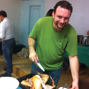 Shawn Green carves the turkey