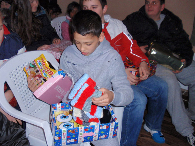 Distribuzione di scatole da scarpe di Natale in Montenegro, uno dei progetti di regali di Natale alternativi. Foto di OM International