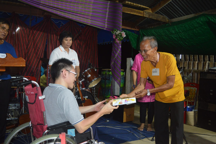 Life Enrichment Church leader Leua Chuagoo honors Puntouch Trivijitkasem for teaching a session on the history of gospel witness in Thailand. Photo by J*
