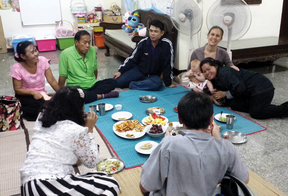 Gli amici Isaan di Steve e Bethany aiutano negli sforzi di evangelizzazione per condividere la Buona Novella con altre persone Isaan davanti a una pizza a casa dell'Horst a Bangkok. Foto di Steve Horst