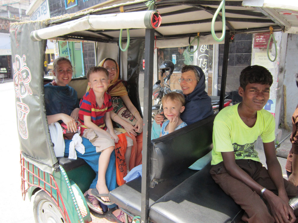 Una gita in famiglia nell'Asia meridionale. (Nomi nascosti per motivi di sicurezza.) Foto di Skip Tobin