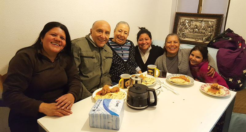 I Machados si godono un pranzo a base di pupusa e pollo con i compagni honduregni del gruppo di casa che si riunisce il sabato. Da sinistra è María Elena, Francisco e Juanita Machado, Arely, Francisca e Martha, una ragazza spagnola. Per gentile concessione di Francisco Machado