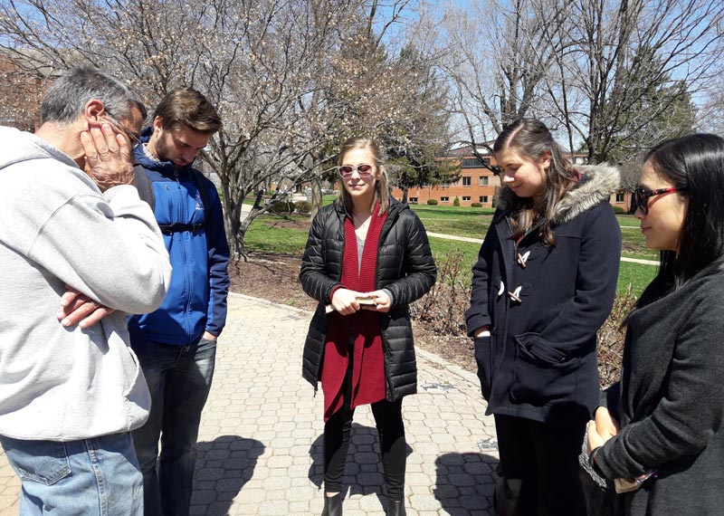 Rachel Yoder (al centro) fornisce la guida per un tempo di preghiera settimanale nel campus della Eastern Mennonite University. Foto per gentile concessione di Rachel Yoder
