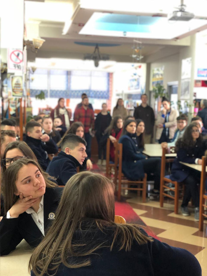 Gli studenti frequentano la cappella del Lezha Academic Center, dove sono stati piantati molti semi della fede.