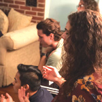 Studenti universitari a un servizio di preghiera e adorazione dell'Eastside College, un ministero di discepolato della lavoratrice Rachel Yoder. Foto: Rachel Yoder