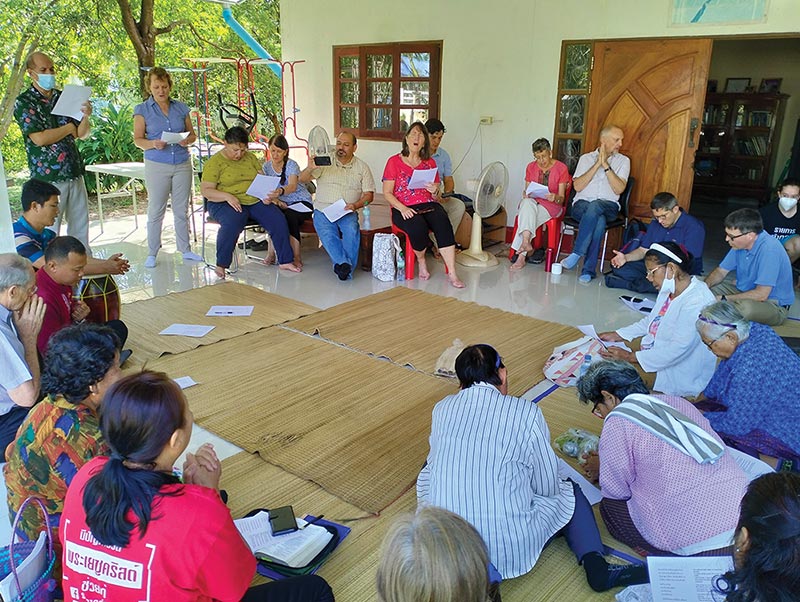 VMMissions worker Steve Horst led the prayer team and LEC members in worship, including singing “How Great Thou Art” in Thai and 
English simultaneously. Photo courtesy of Sarah Schoenhals