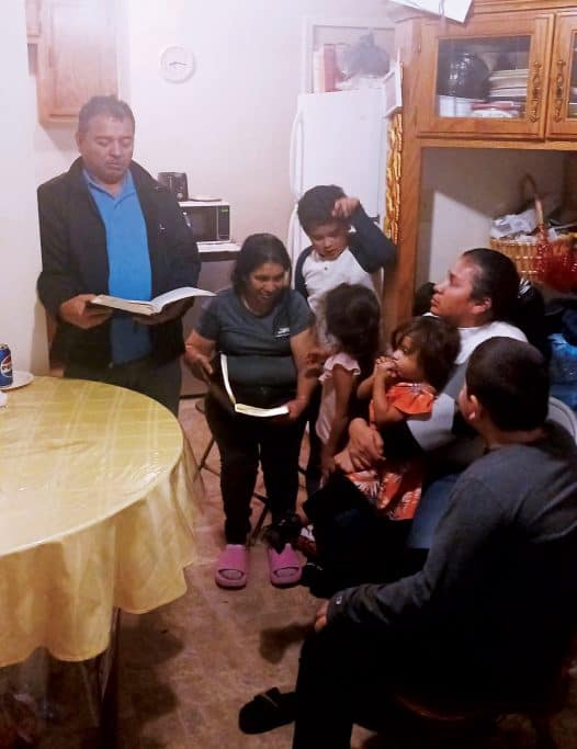 Santos Ávalos (izquierda) facilita un estudio bíblico de descubrimiento en su casa.