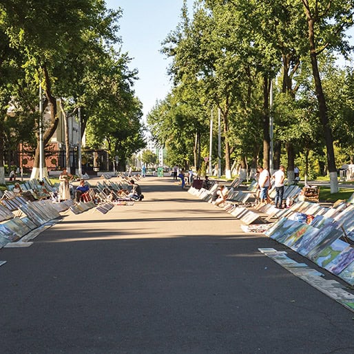 Art and handicraft market in a Central Asia city park. Photo: Francisco Anzola via Flickr