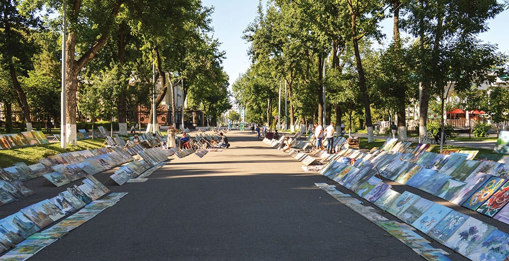 Art and handicraft market in a Central Asia city park. Photo: Francisco Anzola via Flickr