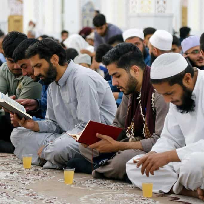 musulmanes en la mezquita